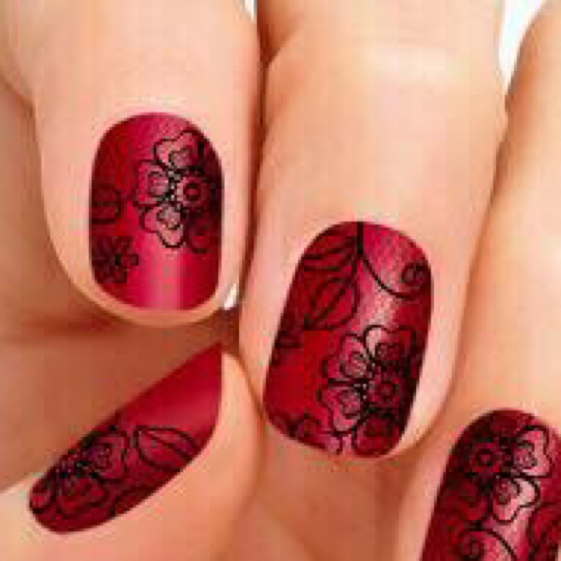 Nail Art Rouge Inspired by Moulin Rouge